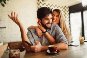 Café, Conversaciones y Pasión: El Romance de Carla y Lucas