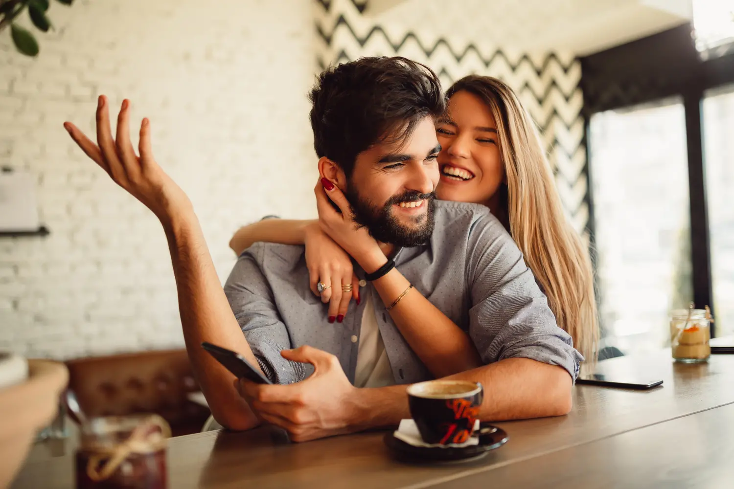 Café, Conversaciones y Pasión: El Romance de Carla y Lucas